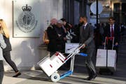 Kisten über Kisten werden in den Gerichtssaal gekarrt. Darin: Unterlagen für die Verhandlung vor dem Supreme Court. (Bild: BBC)