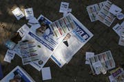 Wahlbroschüren liegen auf dem Boden im israelischen Kiryat Gat. Wer zukünftig regiert, ist unklar. (Bild: Bloomberg, 17. September 2019)