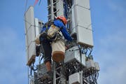 Ein Monteur arbeitet an einer 5G-Mobilfunkantenne. (Bild: Mario Testa)