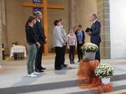 Dekan Hanspeter Herzog setzt das Pfarrehepaar Regine und Johannes Hug im Beisein der Kirchenvorsteherschaft ein. (Bild: PD)