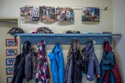 Jacken hängen in einer Garderobe. (Bild: Pius Amrein, 8. Februar 2019)
