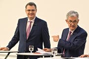 Jetzt ist Thomas Jordan dran: US-Notenbankchef Jerome Powell (r.) zeigt auf den SNB-Chef. Das Foto stammt von einer Veranstaltung in Zürich. (Bild: Markus Senn)