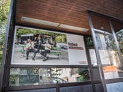 Das neue Plakat hängt auch im Wartehäuschen an der Wannenfeldstrasse. (Bild: Andrea Stalder)