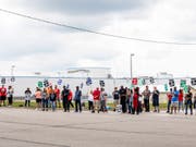 Ein Streik von tausenden Mitarbeitern beim US-Autokonzern General Motors hat Auswirkungen auf Beschäftigte in anderen Ländern - in Kanada müssen Beschäftigte entlassen werden. (Bild: KEYSTONE/AP The Flint Journal/SARA FARAJ)