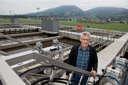Sepp Amgarten, Geschäftsführer des Entsorgungszweckverbands Sarneraatal, vor den neuen Anlagen in der ARA Sarneraatal. (Bild: Corinne Glanzmann, Alpnach, 18. September 2019)