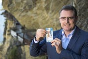 Nationalbank-Chef Thomas Jordan vergangene Woche mit der neuen 100-Franken-Banknote. (Bild: Keystone, 12. September 2019)