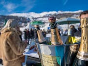 Ranking der Reichen: Die Schweizer haben im Durchschnitt 173'800 Euro auf der hohen Kante. Damit liegen sie nach den US-Amerikanern auf Platz 2. (Bild: KEYSTONE/GIANCARLO CATTANEO)