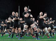 Vor jedem Länderspiel führen die Neuseeländer den traditionellen Kriegstanz «Haka» auf. (Bild: Hannah Peters/Getty)