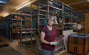 Museumsleiterin Klara Spichtig mit einem Schutzziegel aus dem 19. Jahrhundert. (Bild: Corinne Glanzmann, Kägiswil, 18. September 2019)