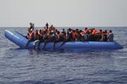 So sieht es auf einem Flüchtlingsboot aus. (Bild: AP)