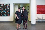 Bernadett Madörin (links) und Veronika Stockmann bespielen derzeit mit ihren neuen Werken das Foyer des Verwaltungszentrums an der Aabachstrasse. (Bild: Maria Schmid, Zug, 17. September 2019)