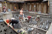Archäologen bei der Arbeit: Ein Blick auf die Rettungsgrabung der Pfahlbauten 2008 in der Riedmatt in Zug. Bild: Rolf Glauser/PD