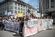 Seit rund zehn Monaten gehen auch in der Stadt St.Gallen regelmässig junge Leute auf die Strasse und fordern griffige Massnahmen für den Klimaschutz. (Bild: Adriana Ortiz Cardozo - 24. Mai 2019)