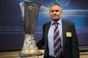 Ruedi Zbinden (Sportchef FC Basel) und der Pokal, den er gerne hätte: Die Trophäe der Europa League (Bild: key).