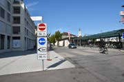 Heute dürfen Autos nicht vom Bahnhofplatz in die Bankstrasse einfahren. (Bild: Markus Schoch)