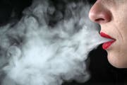 Dampfen ist zwar gesünder als Rauchen, aber nicht ohne gesundheitliche Risiken. (Bild: Melanie Duchene/Keystone)