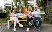 Fünf Gemeindevertreter weihen das erste «Mitenand-Fahrbänkli» beim Frauenfelder Rosenegg-Kreisel ein: Margrith Wigholm (Neunforn), Matthias Tschanz (Uesslingen-Buch), Christoph Isenring und Evelyne Hagen (Hüttwilen) sowie Franz Weber (Herdern). (Bild: Donato Caspari)