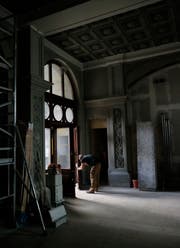In diesem Raum wird künftig das Museum eingerichtet. Hier wurde eine alte Kassettendecke freigelegt. (Bild: Stefan Kaiser, Menzingen, 9. September 2019)