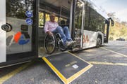 Die meisten Schweizer Bushaltestellen sind von Rollstuhlfahrern noch immer nicht selbstständig benutzbar. (Foto: Claudio Thoma / Aargauer Zeitung).