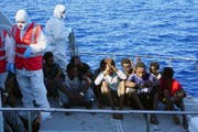 Die italienische Küstenwache evakuiert Migranten, die zuvor wochenlang auf dem Rettungsschiff «Open Arms» ausharren mussten. Italien hatte dem Schiff verboten, in einem italienischen Hafen einzulaufen. (Bild: Keystone, (17. August 2019))