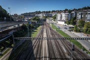 Vom Bahnhof St.Fiden links entlang der Gleise und über die Galerie der Autobahnausfahrt soll der vorgeschlagene Weg führen. (Bild: Michel Canonica)
