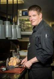Christian Kuchler präpariert in der "Schäfli"-Küche einen Fasan.