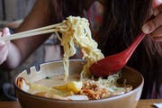 Japaner verschlingen die Nudelsuppe Ramen in wenigen Minuten. Schweizer haben länger, sofern sie nicht eine Gabel zu Hilfe nehmen. Bild: Shutterstock