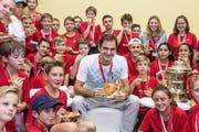 Ein Star zum Anfassen: Roger Federer isst nach den Swiss Indoors in Basel mit den Ballkids Pizza. In diesen Genuss sind auch Cyril und Joel Kunz schon gekommen. (Bild: Keystone)