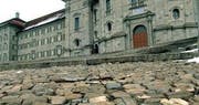 Sanierungsbedürftig: Der Klosterplatz in Einsiedeln. (Bild: Kloster Einsiedeln)