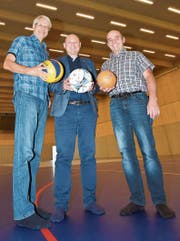 Peter Bär, Kurt Wick und Stefan Koster freuen sich auf die neue Ballsporthalle im Tellenfeld. (Bild: Manuel Nagel)