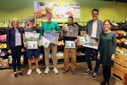 Preisübergabe an die glücklichen Gewinner (von rechts): Lisa Savenberg, Genossenschaft Migros Luzern, Silvio Britschgi vom Pfarreilager Kägiswil (Videopreis), Noah Theiler, Pfadi Hünenberg (2. Preis), Noah Birbaumer, Jubla Neuheim (1. Preis), Nicolas Kempf, Jungwacht Rotkreuz (3. Preis), Elisabeth Portmann, Luzerner Zeitung. (Bild: PD)