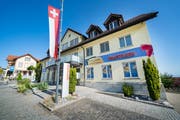 Man sieht es dem Gebäude an: Bei der Raiffeisenbank Engelburg ist man in Festlaune. (Bild: Urs Bucher, 19. September 2019)