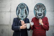 Herbert Kopainig (Hase) und René Schmalz (Hirsch): Die beiden Thurgauer Künstler haben als Duo «Wundersam und Schmalz» einen Werkbeitrag des Kantons St.Gallen erhalten. (Bild: Andrea Stalder)