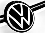 Volkswagen ruft weltweit knapp 230'000 Fahrzeuge der Marken VW und Porsche wegen Problemen mit dem Airbag in die Werkstätten. (Bild: KEYSTONE/EPA/SASCHA STEINBACH)