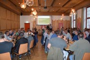 Ein voller Saal am Informationsanlass im Restaurant Thurpark in Wattwil. Bild: Lara Wüest