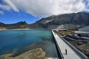 SP und SVP wollen die Axpo-Wasserkraftwerke weiterhin in Schweizer Händen wissen. (Bild: Keystone/Gian Ehrenzeller (9. September 2016))