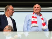 Nicht zufrieden: Der Bayern-Präsident Uli Hoeness (re., mit CEO Karl-Heinz Rummenigge) polterte am Mittwochabend wortgewaltig gegen den DFB, Bundestrainer Joachim Löw und den Spielkalender der FIFA (Bild: KEYSTONE/EPA/CLEMENS BILAN)
