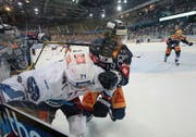 Zug-Verteidiger Miro Zryd (rechts) im Zweikampf mit dem ZSC-Stürmer Fredrik Pettersson. Bild: Patrick Straub/Freshfocus (Zug, 14. September 2019)