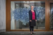 Bettina Staub hat den Sankturbanhof in Sursee Ende August verlassen. Im Hintergrund ist das Werk "Cloud l" von Carola Bürgi zu sehen. (Bild: Pius Amrein, Sursee, 11. September 2019)