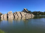 Bizarre Felsformationen umrahmen den Sylvan Lake, ein beliebter Treffpunkt für Wassersportler und Kletterfans. Bild: dwe