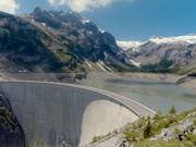Der Nationalrat will die Umweltauflagen für Wasserkraftwerke lockern. (Bild: KEYSTONE/STR)