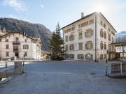 Blick auf die «Weisse Villa», links: Sie soll erhalten, aber verschoben werden, damit an der Julierstrecke ein Strassenengpass verschwindet. (Bild: KEYSTONE/GIAN EHRENZELLER)