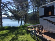 Campingplatz mit Seeanschluss: Der Sheridan Lake im Herzen der Black Hills. Bild: dwe