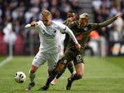Luganos Stürmer Mattia Bottani (rechts) muss sich hier gegen Victor Nelsson mit einem Foul behelfen (Bild: KEYSTONE/AP Ritzau Scanpix/LISELOTTE SABROE)
