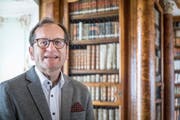 Stiftsbibliothekar Cornel Dora reist nach Salzburg. Dort treffen sich Vertreter der vier ältesten Bibliotheken der Welt. (Bild: Hanspeter Schiess)
