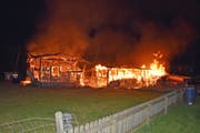 Zwei Stallungen im Gebiet Bochslig stehen in Vollbrand. (Bild: Luzerner Polizei, Schwarzenberg, 19. September 2019)