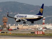 Ryanair gerät wegen dem anhaltenden Auslieferungsverbot für Boing 737 Max zunehmend in Bedrängnis. (Bild: KEYSTONE/EPA EFE/QUIQUE GARCIA)