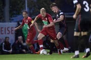 Der Hergiswiler Frederik Achermann (am Ball) setzt sich kraftvoll gegen Chris Kaufmann durch. (Bild: Pius Amrein, Hergiswil, 18. September 2019)