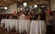 Monika Rüegger, Marco De Col, Moderator Joel Michel, Peter Krummenacher, Luke Gasser und Mirjam Hostetmann (von links) diskutierten intensiv. (Bild: PD)