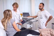 Dr. med. Dorothée Rhein Straub, Co-Chefärztin Medizin (Mitte), wird in Zukunft mit einem Tablet oder Laptop bei der Arbeit unterwegs sein. (Bild: PD)